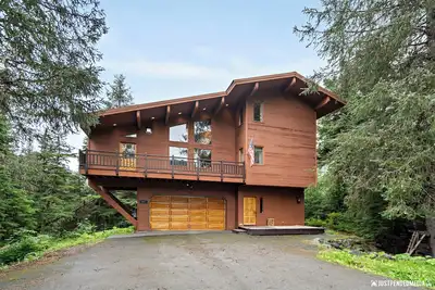 Image de Spacious 4-bedroom house located on a quiet street with amazing views.