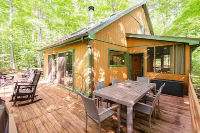 Image de Charming 3br w Private Hot Tub & Public Pool! 7 mins from Dt Berkeley Springs