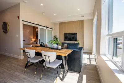 Image de Sleek. Brand New 1 Bedroom Condo. Cozy Luxury.