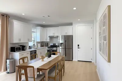 Image de 3b2. 5b Brand new Modern Spacious Hlf Hr Disneyland