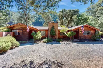 Image de Cabin Retreat with river view, private pool & wood stove