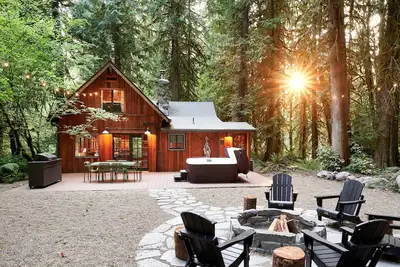 Image de Barlow Haus is a cozy cabin nestled on 2 wooded acres at the base of Mount Hood.