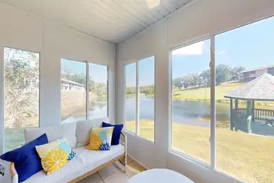 Image de Bright condo with sunroom & a/c, close to Sdc and Table Rock Lake