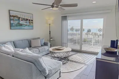 Image de Beachfront Bliss: Upgraded 2br/2ba Condo with Gulf Views, Pool & Sunset Balcony