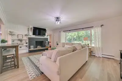 Image de Gaylord Family Home: Walk to Shops & Restaurants!