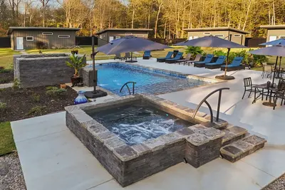 Image de Poolside Paradise for Grown-Ups – Hot Tub, Fire Pit, and Chill Vibes- Home 3