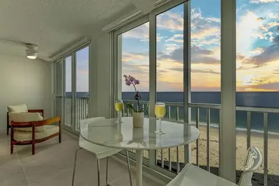 Image de Brand New Luxe Beachfront Condo For Monthly Rental