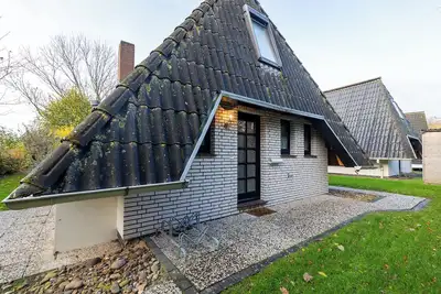 Image de Vacation home Opi Huck Stroot 19 with sun terrace and harbor flair.