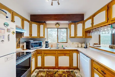 Image de Conveniently located home with hot tub and amazing views