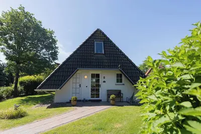 Image de Vacation home Medemsand 4 with open kitchen and surrounded by greenery.
