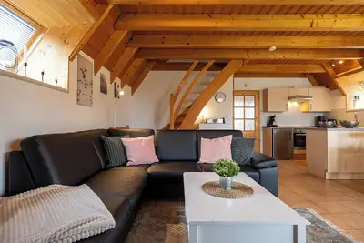 Image de Vacation home Mellumplate 34 with wood-burning stove and surrounded by greenery.
