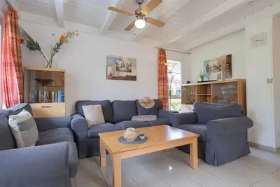 Image de Vacation home Vogelsand 10 with overgrown garden and wood-burning stove.