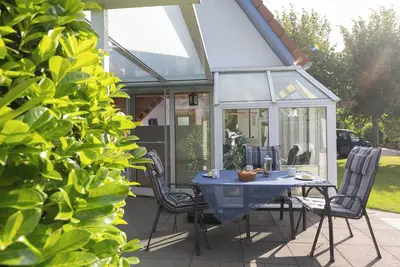Image de Vacation home Ellersiek. Inviting and at the harbor.