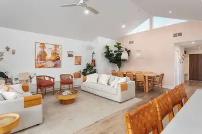 Image de Luxe Modern 4 Bedroom Waterfront Home\n
