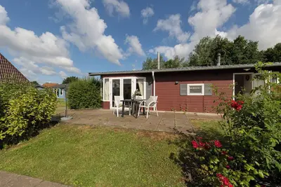 Image de Vacation bungalow Mellumplate 10, at ground level and surrounded by greenery.