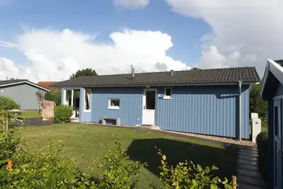 Image de Vacation bungalow Watt'n Blau 14, at ground level and surrounded by greenery.