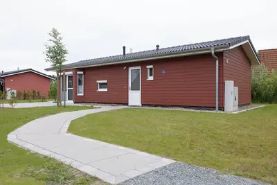 Image de Vacation bungalow Mellumplate 22, at ground level and surrounded by greenery.