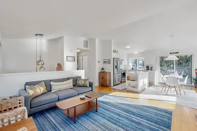 Image de Pristine Coastal Home Steps from the beach with large deck, Evc and Ac