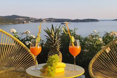 Image de Studio avec balcon et vue mer