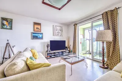 Image de Appartement confortable avec terrasse couverte et parking gratuit à Bègles