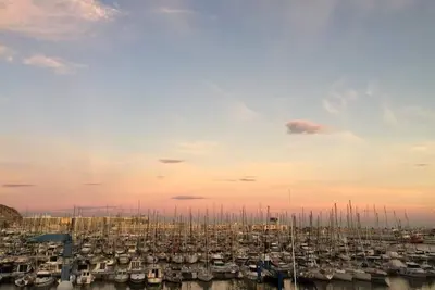 Image de Appartement charmant et spacieux au centre historique & à courte distance de la plage
