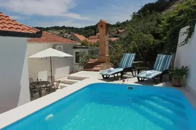 Image de Holiday House Pine Tree - Three Bedroom Holiday Home with Pool