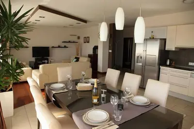 Image de Appartement avec terrasse et baignoire