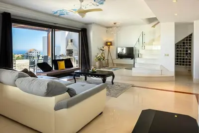 Image de Appartement 'Panoramic Extraordinary Seaview' avec vue sur mer, Wi-Fi et climatisation