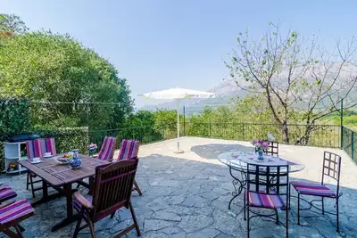 Image de Stone House ''DiMaTo'' - Four Bedroom Holiday Home with Terrace