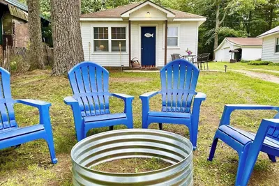 Image de New! Vivian's Cabin - Super Cute Lakefront Cabin with Private Dock!