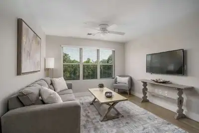 Image de 5th Quarter at Watercress- 0. 9 Miles to Ua- 2 Br 2 Ba- Riverfront