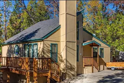 Image de This house is a 4 bedroom(s), 2 bathrooms, located in Bass Lake, Ca.