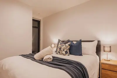 Image de Serene Spaces on Tuam - 2 Bedroom Apartment