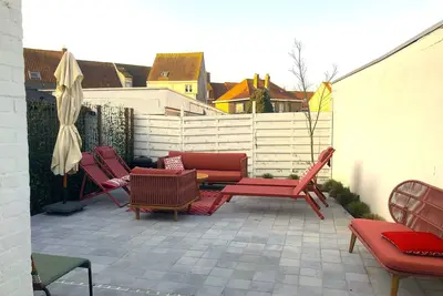 Image de Fully renovated vacation home, 10bed. 650m from Seawall. Not a group of young people!