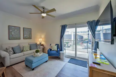 Image de Elegant Elephant-New Listing! Book for Football season! Walk to Stadium!