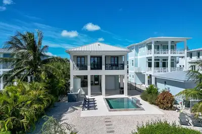 Image de Paradise Palms~ Waterfront Oasis w/ 40' Dock, Pool, Open Water Views!