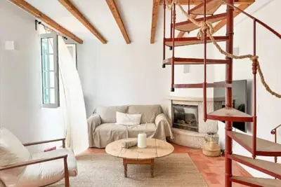 Image de Costa Inn | Cozy retreat with pool by the beach by Homeful