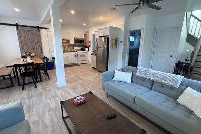 Image de Modern 4-bedroom home One Block from the beach!