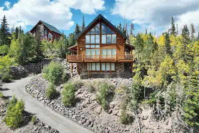 Image de Book this Cozy Privately owned home 3-Level Cabin with Stunning Views of Brian H