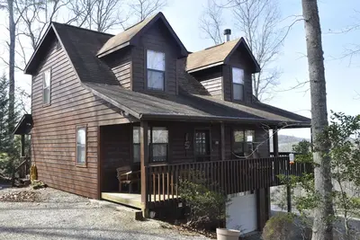 Image de Lazy Daze GetAWay is cozy 3/2 with fireplace, pingpong, foozball, Wifi. Sleeps 7
