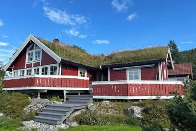 Image de Stor Hytte med Praktfull Havutsikt