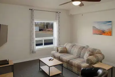 Image de Spacious and spotless three-bedroom suite with full kitchen and livingroom.