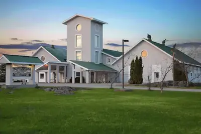 Image de Spacious and spotless four-bedroom suite with full kitchen and livingroom.