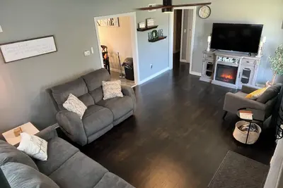 Image de Cozy 2-bedroom home near McPherson College and park with Huge yard- pet friendly