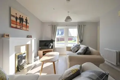 Image de \nStylish property with enclosed garden, parking and two minutes to the Golf Club