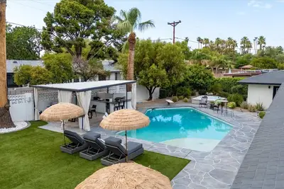 Image de Luxury & Location Central Corridor Remodeled Ranch on 1/3 acre-Backyard Resort!