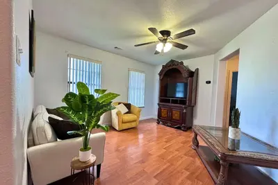 Image de Cozy 2-bedroom apartment with all you need! Just 25 min from Spi, and Space X!