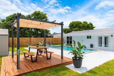 Image de Lux Hollywood Oasis w\/Pvt Heated Pool, Patio & Bbq