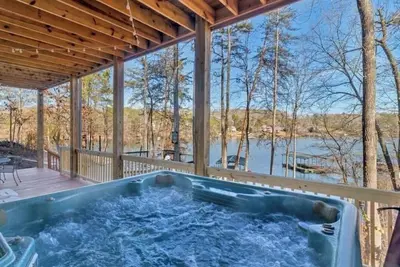 Image de Relaxing Lake Front Getaway with Hot Tub & Dock! Near Clemson, Sleeps 14+