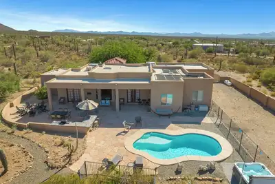 Image de Your Vacation Awaits! Luxury home-Majestic views, Pool, Hot tub. Summer discount